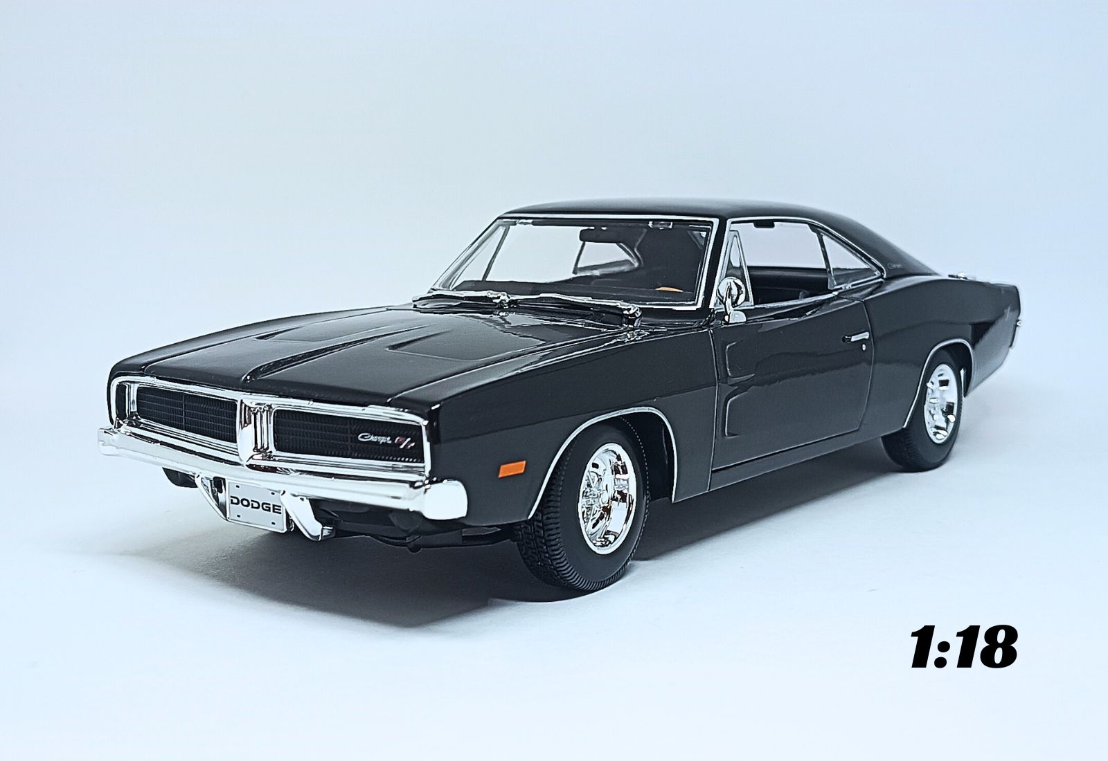 Miniatura de carro Dodge Charger R/T 1969, cor Preto Metálico, escala 1:18, marca Maisto