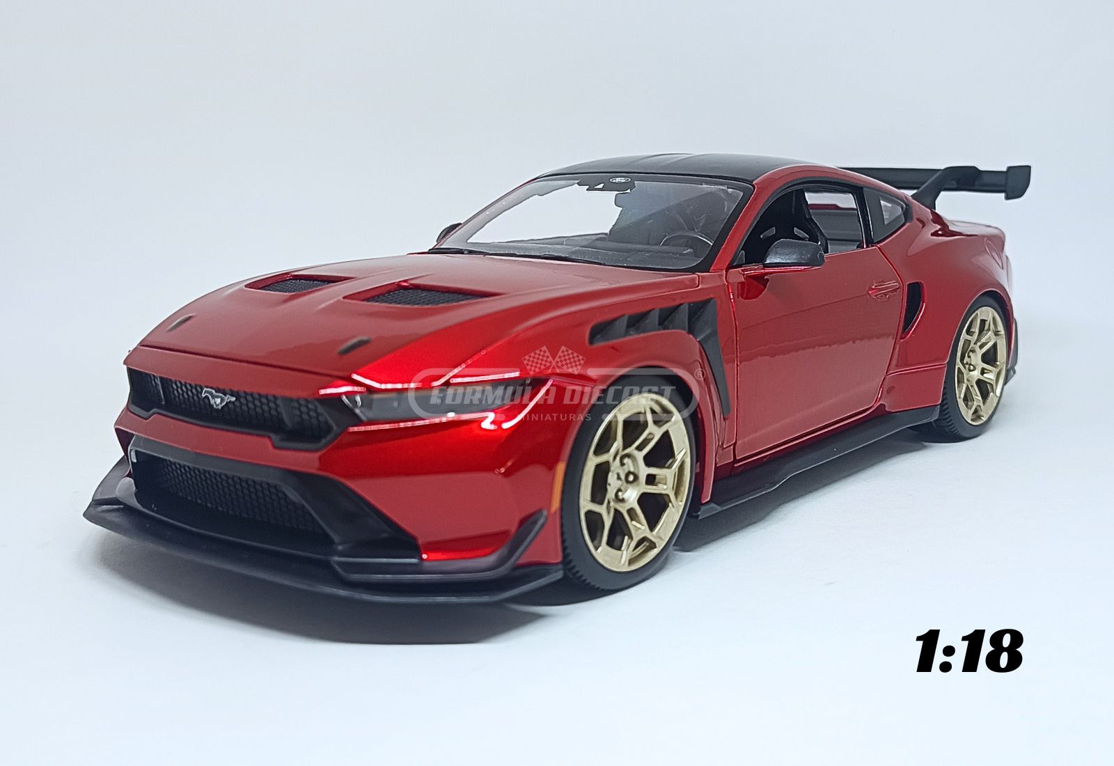 Miniatura de carro Ford Mustang GTD 2025, cor Vermelho Metálico, escala 1:18, marca Maisto