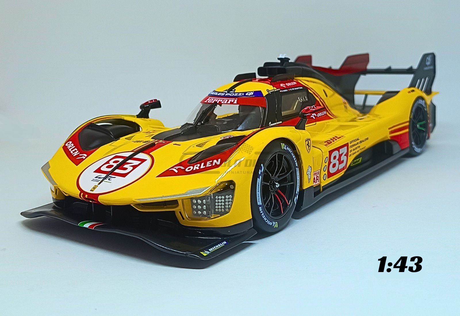Miniatura de carro Ferrari 499P #83 Kubica/Shwartzman/Ye, participante das 24h de Le Mans 2024, escala 1:43, marca Bburago